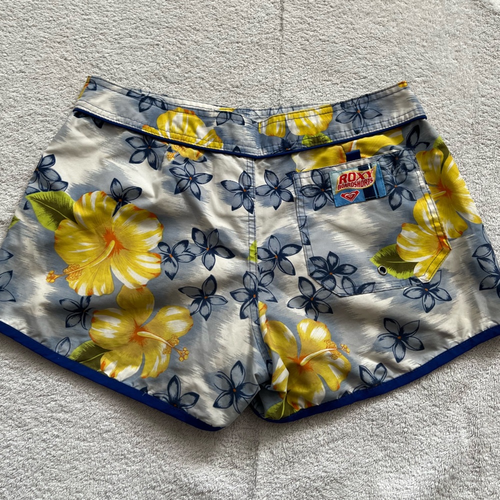 Vintage style Roxy board shorts, size 9, super cute for summer